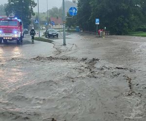 Zalane ulice, woda w budynkach. Dramatyczna sytuacja w Suchaczu i Tolkmicku