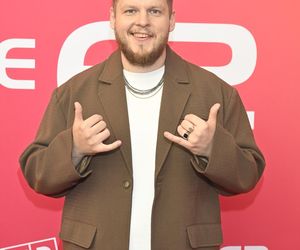 Konferencja prasowa 62. edycji Krajowego Festiwalu Polskiej Piosenki w Opolu. Tłum gwiazd na czerwonym dywanie