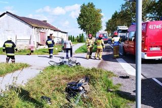 Groźny wypadek koło Ciechanowa. Rowerzysta zderzył się z motocyklem