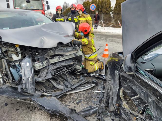 Potężna KRAKSA na ulicy Nawojowskiej w Nowym Sączu. Dwie osoby trafiły do szpitala