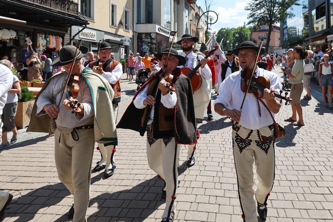 150-lecie przewodnictwa tatrzańskiego. Przemarsz przewodników po Krupówkach w Zakopanem