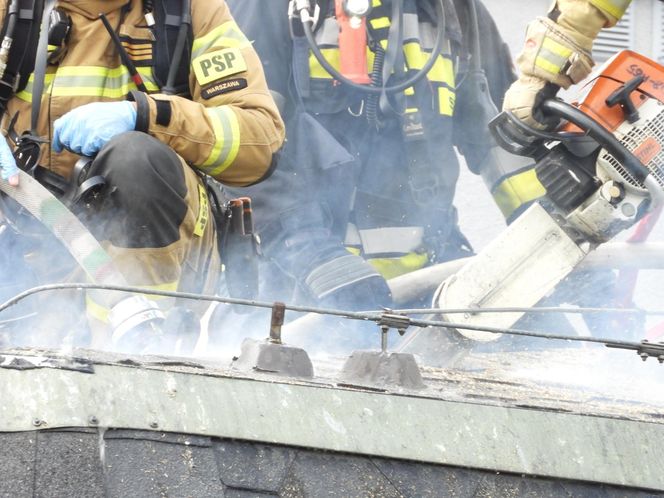 Pożar poddasza na Grochowie. Ewakuacja kilkudziesięciu osób