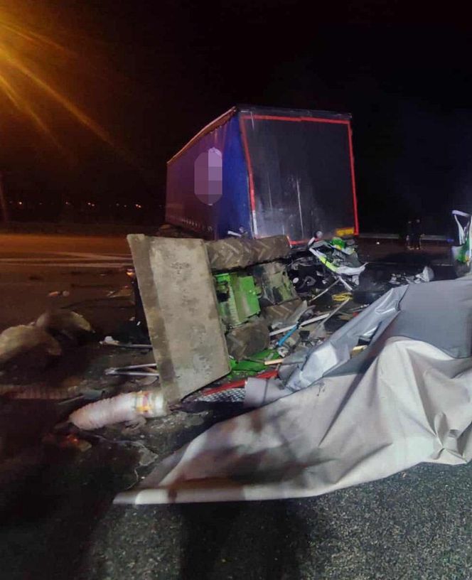 Śmiertelny wypadek na A1 pod Łodzią. Ciężarówka zderzyła się z samochodem dostawczym.