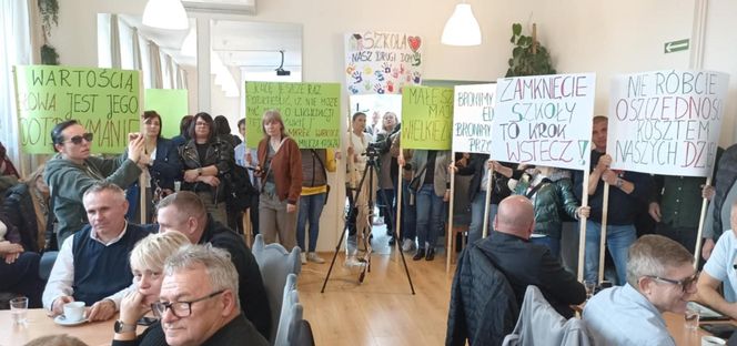 Protest mieszkańców pod Urzędem Gminy Cieszków! Likwidacja szkoły w Pakosławsku odłożona w czasie