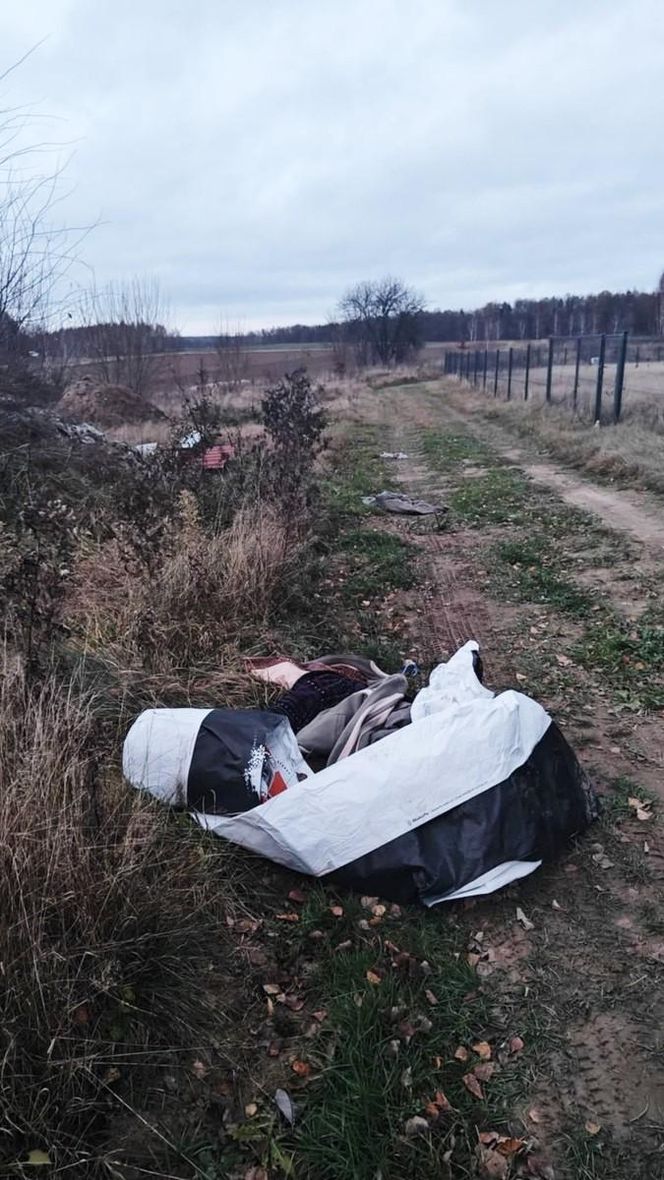 Policja namierzyła właścicielkę porzuconych na drodze ubrań