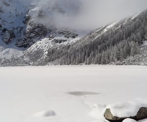 Turyści wchodzą na zamarznięte stawy w Tatrach. Ryzyko jest ogromne