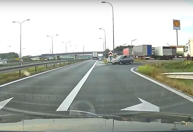 Niebezpieczna sytuacja na drodze ekspresowej S5 w Białych Błotach (woj. kujawsko-pomorskie)