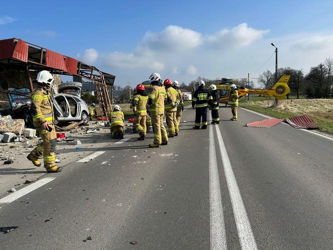 Samochód staranował przystanek. Lekarze walczą o życie kierowcy. Na miejscu śmigłowiec LPR