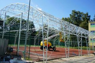 Budują zadaszenie nad boiskiem przy ekonomie