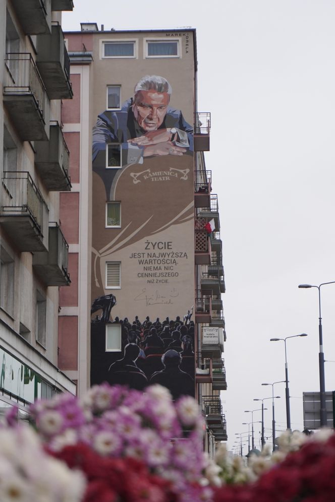 Mural Emiliana Kamińskiego przy al. Jana Pawła Ii w Warszawie