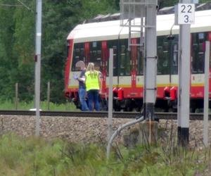 Koszmarny wypadek na torach. Zginął człowiek. Odwołane i opóźnione pociągi