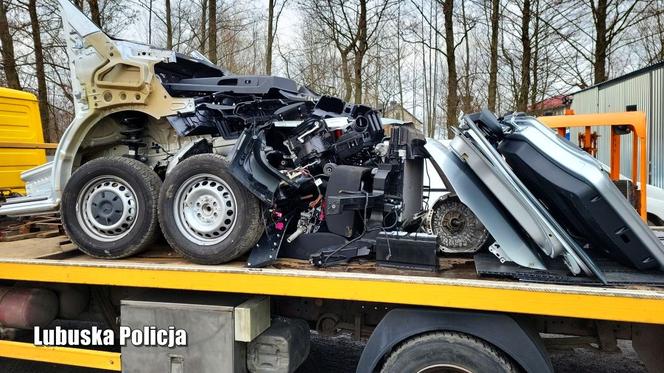 Żarscy policjanci rozbili dziuplę. W niej auta warte kilka mln złotych