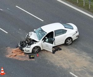 Potężna kraksa na S2. Ranne dwie osoby, w tym żołnierz