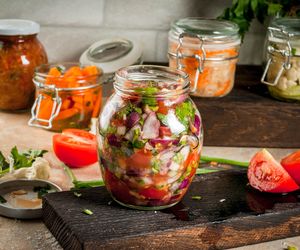 Kiszona sałatka na zimę - kapusta, marchew, cebula, pomidory, ogórki