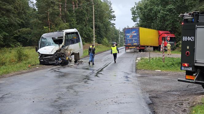 Wypadek w pobliżu Konotopu  - autobus z tirem 