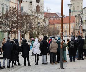 Tłusty Czwartek 2024 w Lublinie. Kolejki po pączki na Krakowskim Przedmieściu