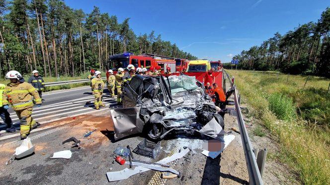 Bełchatów. Śmiertelny wypadek na DK 74. 20-latek wjechał pod cysternę [ZDJĘCIA]. 