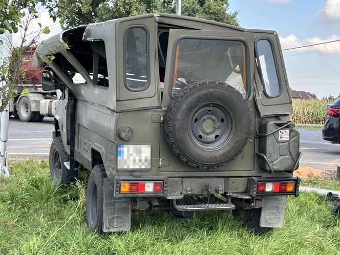 Wojskowe auto wylądowało na dachu. Ranny 34-latek