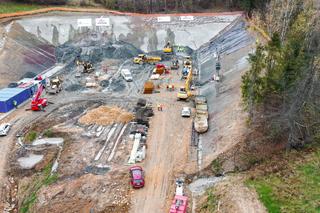 Tak wygląda budowa tunelu na S1 w Beskidach. Wykują go bez użycia maszyn [ZDJĘCIA]