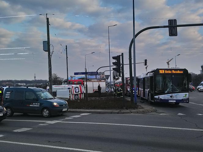 Kraków: Poważny wypadek na rondzie Grunwaldzkim. Karetka zderzyła się z autobusem