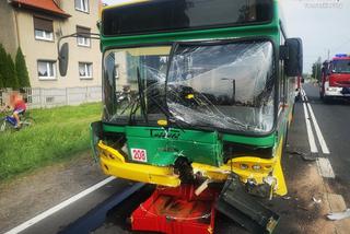 Czołowe zderzenie osobówki z autobusem w Wieszowie