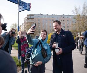 Rafał Trzaskowski rozdaje kawę