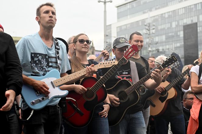Gitarowe granie z zespołem Dżem na Rynku w Katowicach
