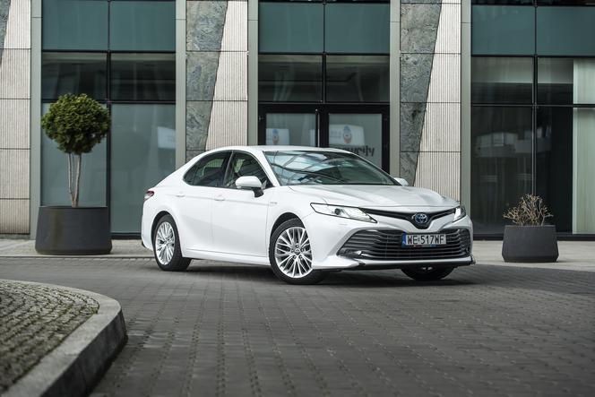 Ta hybryda potrafi wyleczyć z diesla. Toyota Camry 2.5 Hybrid 218 KM e-CVT Executive + VIP - TEST WIDEO