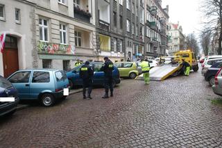 Straż Miejska w Poznaniu walczy z wrakami samochodów. Setki pojazdów odholowano!