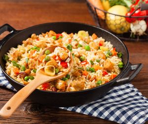 Dietetyczny gulasz z kurczaka z ryżem - dobrze smakuje i wygląda!