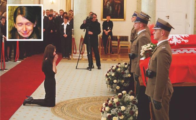 Marta Kaczyńska nad trumną matki