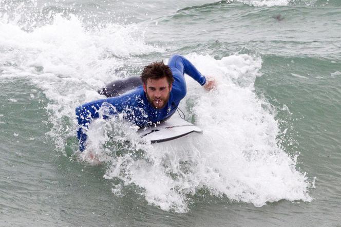 Liam Hemsworth surfuje