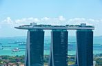 Na dachu hotelu Marina Bay Sands w Singapurze mieści się basen na dachu. Infinity pool o długości 150 metrów rozciąga się na wysokości 57. piętra