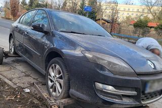 Samochód porzucony na chodniku przy ul. Odyńca 