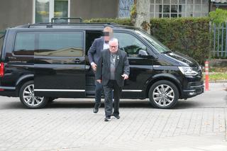 Pobożny Lech Wałęsa w kościele. Naprawdę zadał szyku, młodzieżowa fryzura