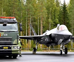 F-35 i Eurofighter startują z leśnej drogi. Finowie ćwiczą z sojusznikami rozporoszone działania lotnicze