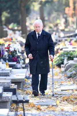 Limuzyną na grób matki. Jarosław Kaczyński 