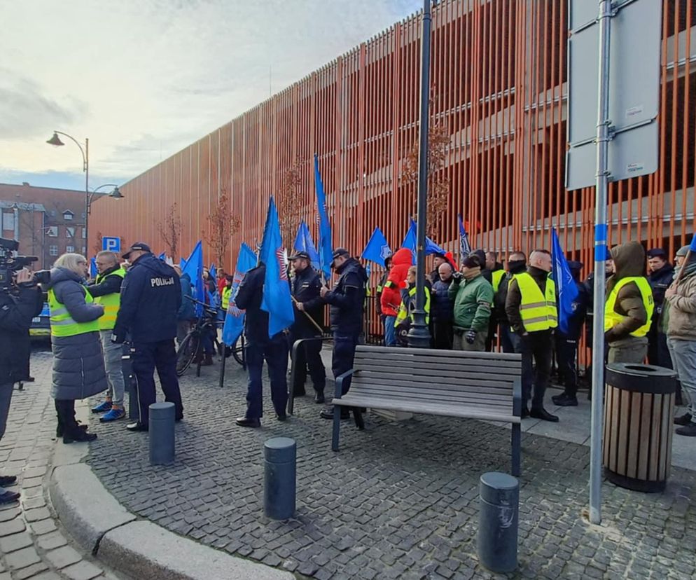 Protest służb mundurowych w Gdańsku! Na miejscu kilkuset funkcjonariuszy z Pomorza 