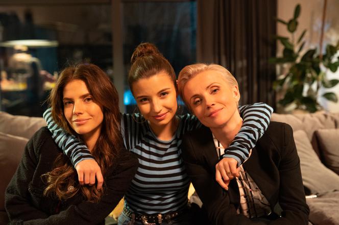 Zawsze warto_Marta (Weronika Rosati), Ada (Julia Wieniawa), Dorota (Katarzyna Zielińska)