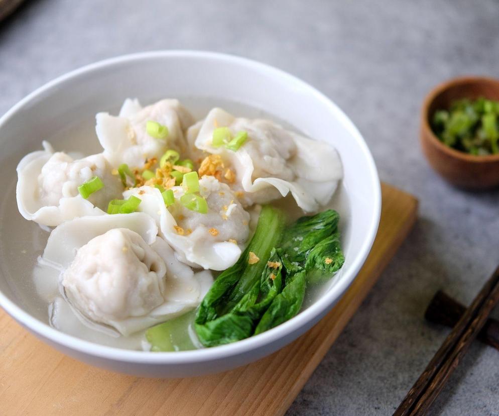 rosół z chińskimi pierożkami