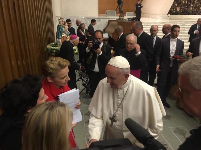 Posłanka z Torunia spotkała się z papieżem Franciszkiem. Przekazała mu raport dotyczący pedofilii w kościele