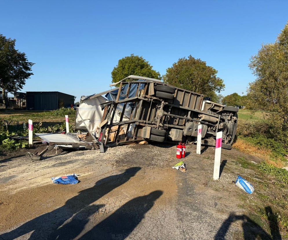 Pociąg uderzył w ciężarówkę pod Wąbrzeźnem! Kierowca wyskoczył z pojazdu przed zderzeniem