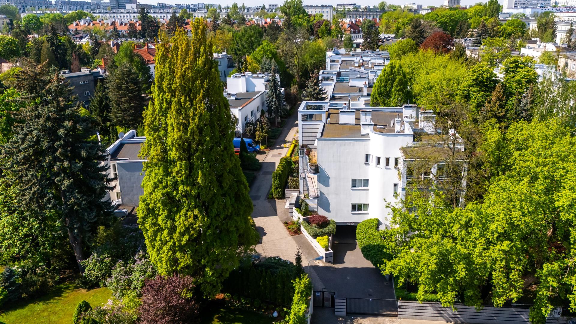 Osiedle przy Hozjusza w Warszawie z lat 90. Projekt: JEMS