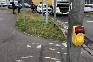 Wypadek w Toruniu. Tir zahaczył o pojazd szkoły jazdy