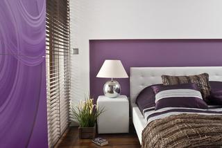 Sypialnia fioletowa z drewnem egzotycznym
