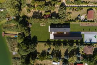 Willa nad brzegiem jeziora