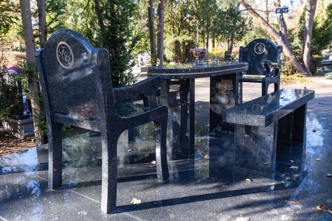 Tego grobu nikt się nie spodziewał! Zadaszenie, stół i krzesła na cmentarzu w Poznaniu