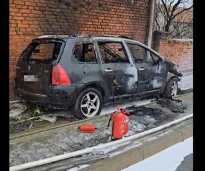 Pijany kierowca uderzył samochodem w budynek. Auto stanęło w ogniu, pożar przeniósł się na budynek