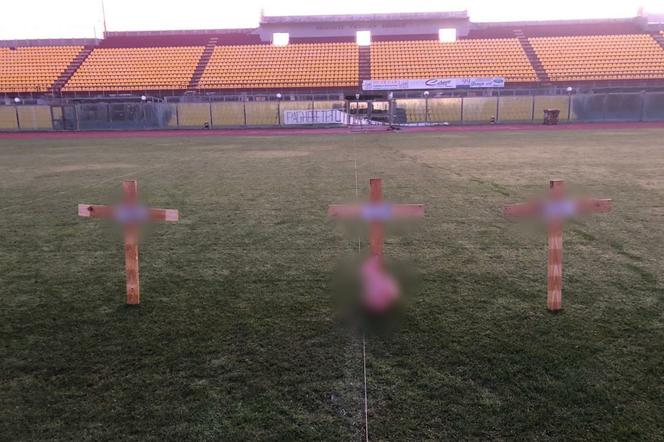 Krzyże i łeb świni na stadionie Livorno