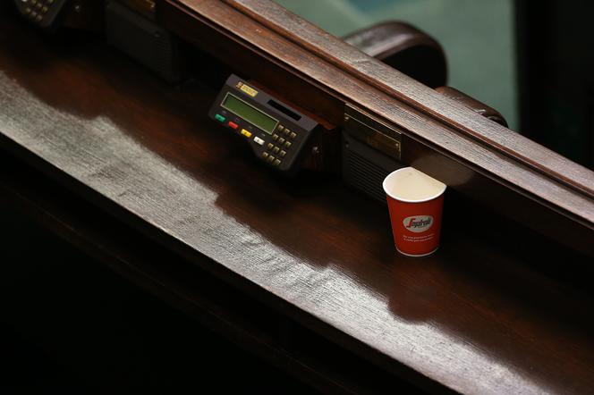 Puste ławy sejmowe. Nawet mocna kawa czy napoje nie zatrzymały posłów, by wysłuchać debaty nad projektem ustawt budżetowej